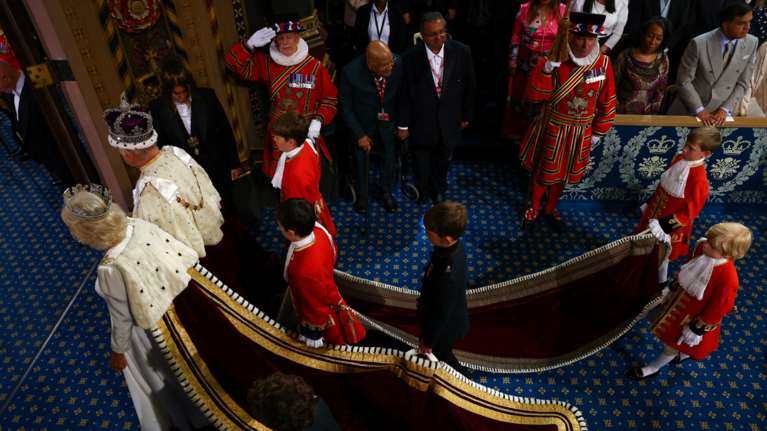 Δεν είναι στις καλές του ο βασιλιάς Κάρολος- Εκνευρίστηκε με αγόρι που δεν του έφτιαξε καλά τον μανδύα [βίντεο]