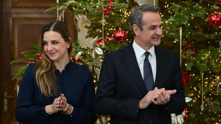 Ο Μητσοτάκης άκουσε τα πρωτοχρονιάτικα κάλαντα στο Μαξίμου μαζί με την κόρη του, Σοφία [εικόνες]