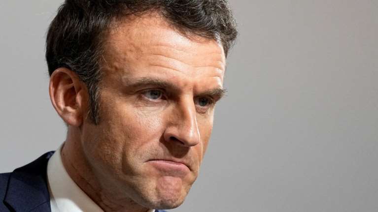 Με την πλάτη στον τοίχο ο Μακρόν: Δύο προτάσεις μομφής στην κυβέρνησή του για τις σύνταξεις στα 64