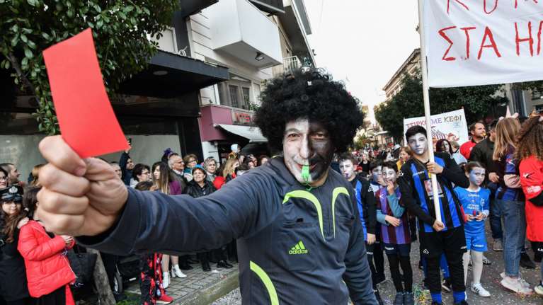 Αντάρτες καρναβαλιστές ετοιμάζονται να παρελάσουν στην Πάτρα