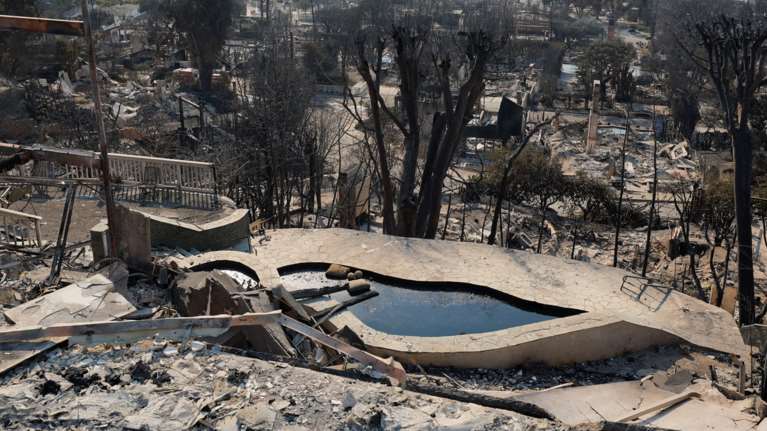 Λος Άντζελες: Ζημιές ύψους 150 δισ. δολαρίων από τις πυρκαγιές - Οι &quot;διαβολικοί&quot; άνεμοι Σαντ Άνα και τα ανασφάλιστα σπίτια