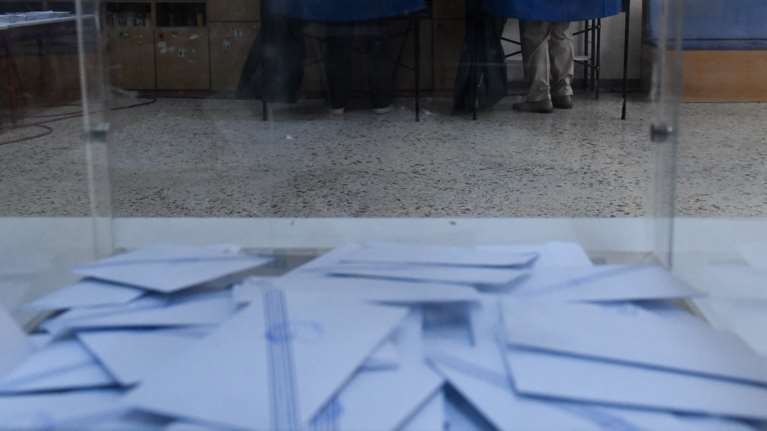 Δημοσκόπηση Opinion Poll: Οριακά πιάνει τον στόχο του 33% η ΝΔ - Μάχη για 6 κόμματα για το όριο του 3% στις ευρωεκλογές