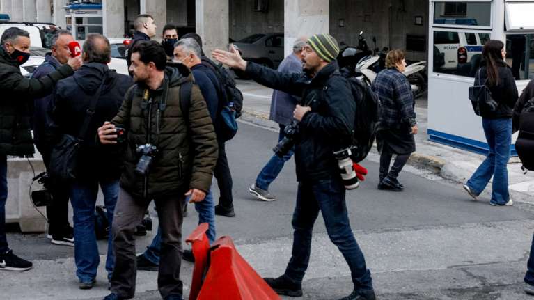 Πάτρα: Σιωπηλή η Ρούλα Πισπιρίγκου στα χέρια της ΕΛΑΣ - Δεν απαντά στις ερωτήσεις των αστυνομικών [Βίντεο]