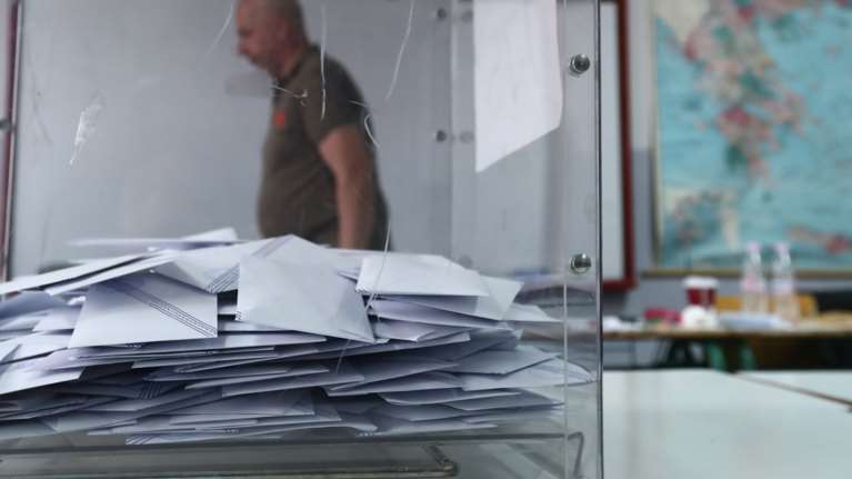 Τα μηνύματα των δημοσκοπήσεων: Ο Μητσοτάκης σε ποσοστά... καύσωνα, οι καραμπόλες των μικρών κομμάτων και οι εκπλήξεις