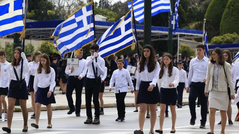 25η Μαρτίου: 230 σχολεία στη μαθητική παρέλαση της Αθήνας - Πλήθος κόσμου έδωσε το παρών [εικόνες]