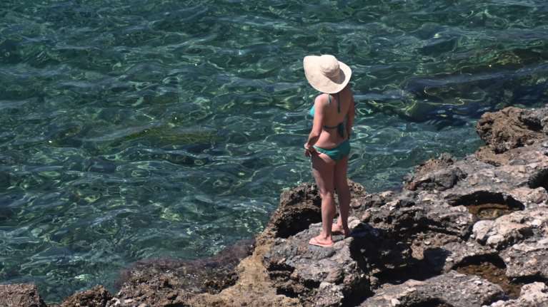 Συνεχίζεται η επέλαση του καύσωνα, σταθερά πάνω από τους 40 βαθμούς η θερμοκρασία – Πότε θα δροσίσει