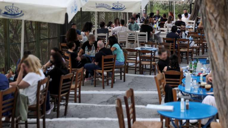 Τα νέα μέτρα: Κανονικότητα για εμβολιασμένους σε εστίαση και ψυχαγωγία - Στις 15:00 οι ανακοινώσεις