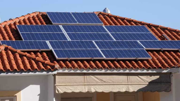 Υποχρεωτικά φωτοβολταϊκά πάνελ σε όλα τα νέα κτίρια για απεξάρτηση από τα καύσιμα της Ρωσίας- Ολο το σχέδιο της Κομισιόν