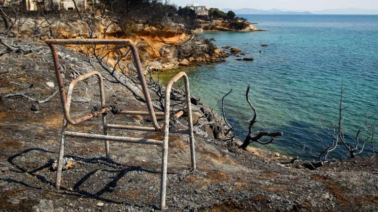 Δίκη για το Μάτι: &quot;140 βήματα από τη θάλασσα χάθηκε το παιδί μου, τα μετράω κάθε χρόνο&quot; - Σοκάρουν οι καταθέσεις των συγγενών