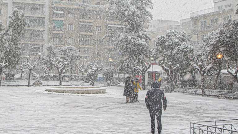 Καιρός: Ψυχρή εισβολή με διπλό κύμα ψύχους, χιόνια και στα βόρεια προάστια - Σε ποιες περιοχές θα το στρώσει (χάρτης)