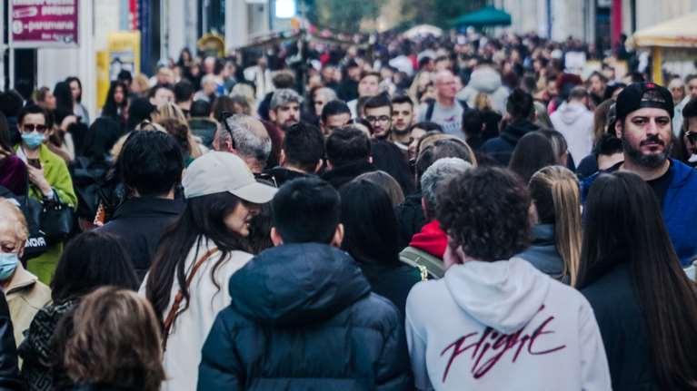 "Κλειδώνουν" οι νέες μειώσεις φόρων - Το σενάριο για τα τεκμήρια διαβίωσης και τις αλλαγές στη φορολογική κλίμακα