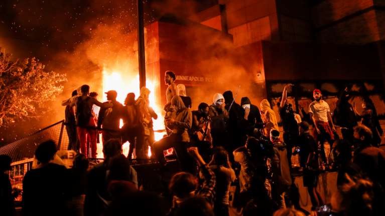 Ξεχειλίζει η οργή για τη δολοφονία του Τζορτζ Φλόιντ: Στις φλόγες αστυνομικό τμήμα στη Μινεάπολη [εικόνες - βίντεο]