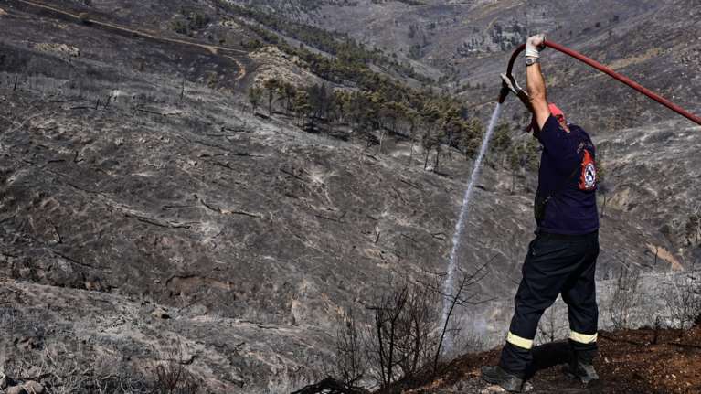 Φωτιές: Σε ύφεση η κατάσταση στη Μάνδρα, βελτιωμένη η εικόνα στη Ρόδο - Φόβοι για αναζωπυρώσεις
