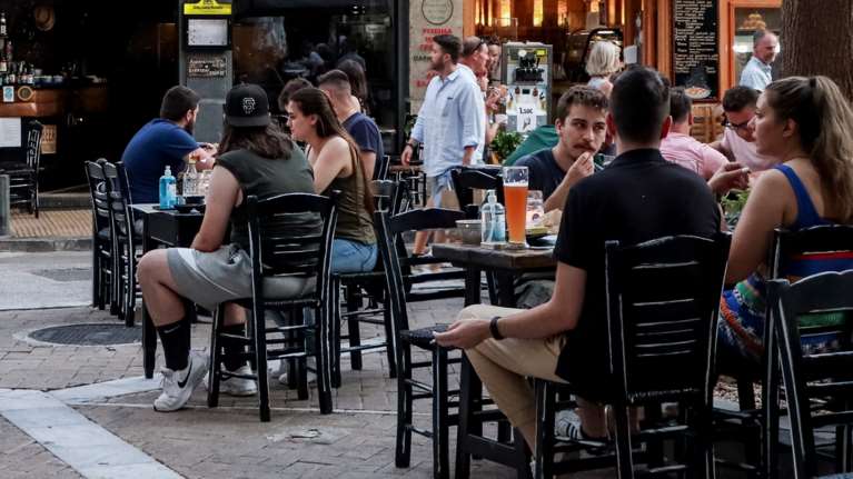 Πού οφείλεται η καλοκαιρινή έξαρση του κορονοϊού: "Ζούμε ημέρες του 2022 στα νοσοκομεία, τριπλασιάστηκαν οι θάνατοι"