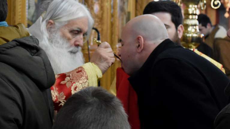 Θεοφάνεια: Στη Μητρόπολη Πειραιώς κοινώνησαν κανονικά παρά τον κορονοϊό- Πολλοί πιστοί ήταν χωρίς μάσκα [βίντεο]
