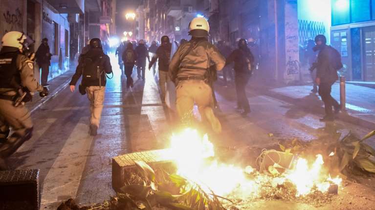 Επέτειος Γρηγορόπουλου: Μάχες με φωτιές, μολότοφ και χημικά σε Αθήνα και Θεσσαλονίκη [Εικόνες - Βίντεο]