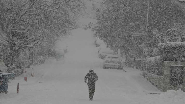 Kακοκαιρία &quot;Φίλιππος&quot;: Χιόνια στην Πάρνηθα - Πότε θα το στρώσει στην Αθήνα - Νέα επιδείνωση την Πέμπτη [live]