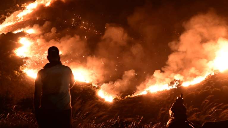 Δύσκολη η φωτιά στην Εύβοια: Νέο μήνυμα του 112 για εκκένωση - Ανάμεσα σε τρεις οικισμούς το πύρινο μέτωπο [εικόνες - βίντεο]