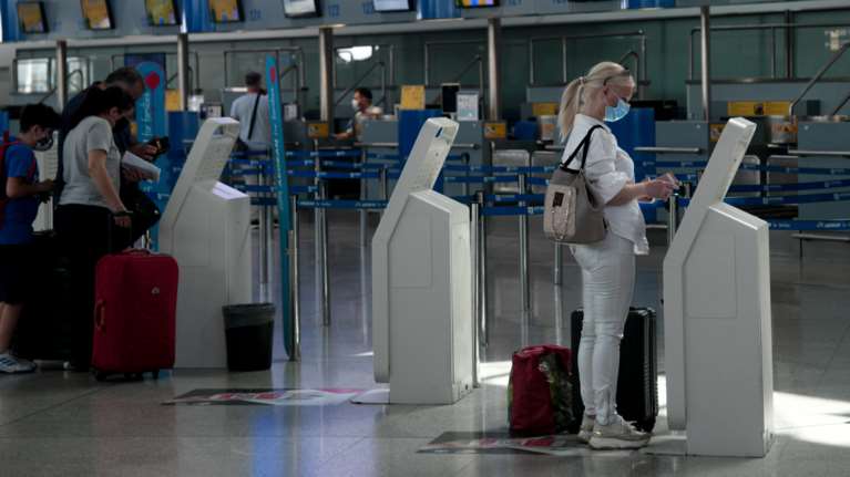 Ανησυχία για τα 12 κρούσματα από τη Ντόχα - ΕΟΔΥ: Προβληματισμός για το άνοιγμα των συνόρων στους τουρίστες