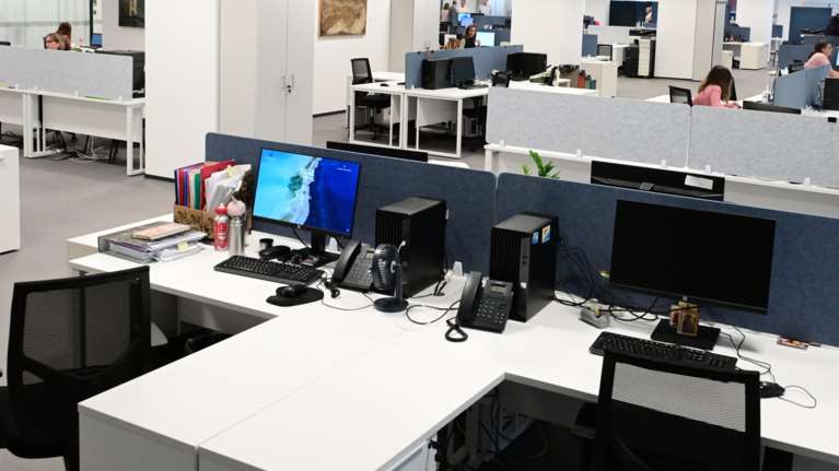 Λείπουν τουλάχιστον 300.000 εργαζόμενοι από την αγορά εργασίας - Γιατί οι νέοι φαίνονται απρόθυμοι να δουλέψουν