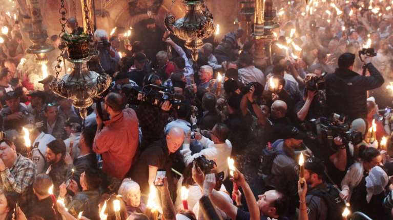 Live - Ιεροσόλυμα: Η τελετή αφής του Αγίου Φωτός στον Πανάγιο Τάφο