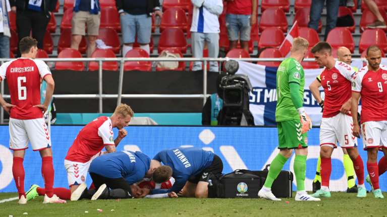 Euro 2020-2021: Η στιγμή της κατάρρευσης του Ερικσεν μέσα στο γήπεδο [βίντεο]