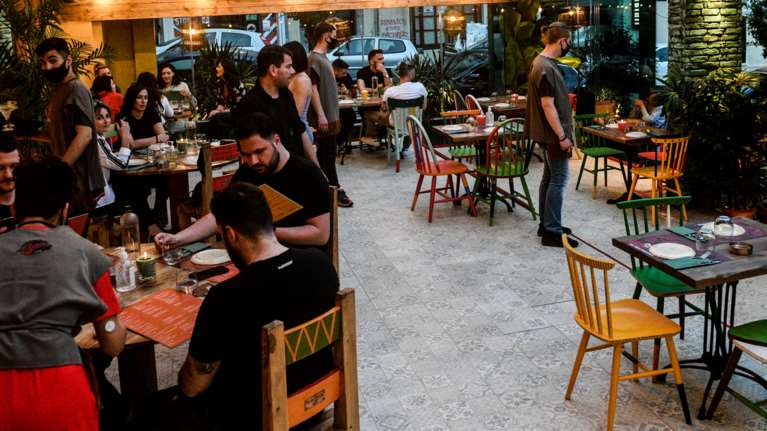 &quot;Ξεκλειδώνει&quot; την 15η Μαΐου το lockdown: Έως τις 12 το βράδυ η εστίαση - Ελεύθερες οι μετακινήσεις από νομό σε νομό