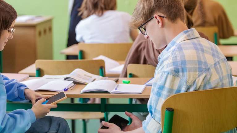 Εξάρτηση των νέων από το Διαδίκτυο: Αυξάνεται η προβληματική χρήση - Μέχρι και 9 ώρες μπροστά στις οθόνες