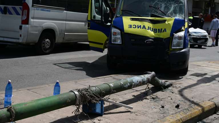 Πανικός στο κέντρο της Αθήνας: Ασθενοφόρο τράκαρε με ΙΧ και έπεσε σε κολώνα που χτύπησε πεζούς - Πέντε τραυματίες [εικόνες]