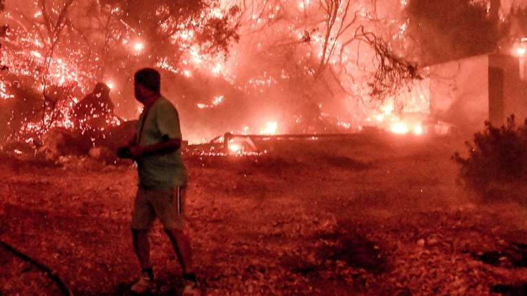 Φωτιά στο Ξυλόκαστρο: Χωρίς ενεργό μέτωπο - Μάχη με αναζωπυρώσεις και διάσπαρτες εστίες – Κλειστά και σήμερα τα σχολεία