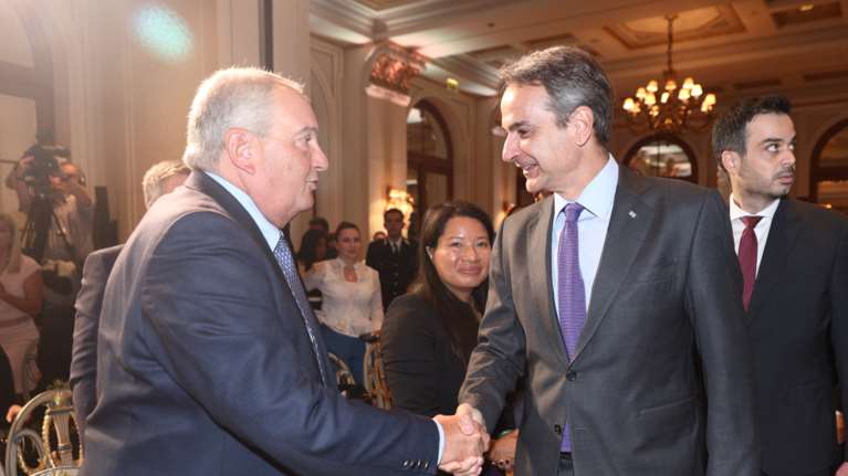 Το "κρυφό" μήνυμα Μητσοτάκη στον Κώστα Καραμανλή στην ομιλία του στη Βουλή - Σε αντίθεση με το καρφί στον Σαμαρά