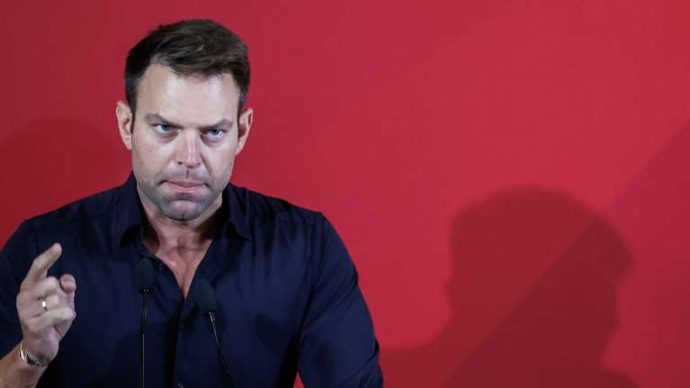 Ο Κασσελάκης επέστρεψε και θέλει πίσω τα κλειδιά - Η ομάδα Γεροβασίλη δεν τον αφήνει ούτε να μπει στην Κουμουνδούρου