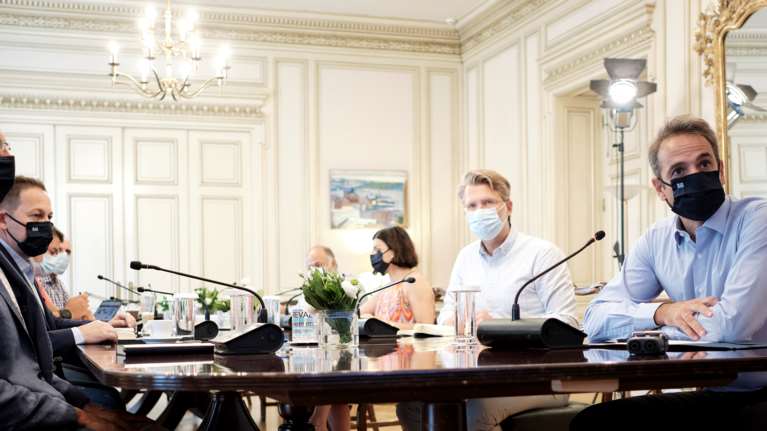 Κορονοϊός: Σύσκεψη Μητσοτάκη στο Μαξίμου με τους λοιμωξιολόγους: Στο τραπέζι νέα αυστηρότερα μέτρα με μάσκες παντού