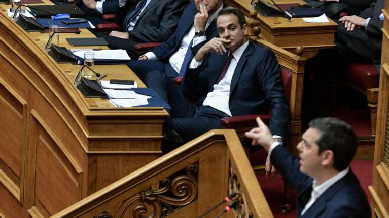 Σύγκρουση Μητσοτάκη – Τσίπρα στη Βουλή για την πανδημία και τα εμβόλια
