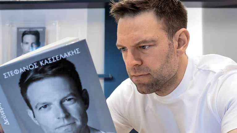 Τι γράφει ο Κασσελάκης στο βιβλίο του: "Η αρχή του τέλους μου όταν αμφισβήτησα τον Τσίπρα - Ο Πολάκης δεν χαιρέτησε ποτέ τον Τάιλερ"