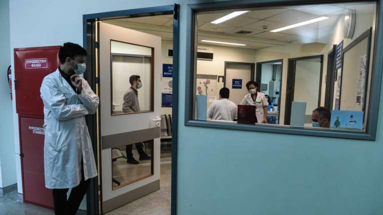 Η ΠΟΕΔΗΝ διαφωνεί και με τους εμβολιασμούς στα νοσοκομεία- Υπάρχει κίνδυνος διασποράς, λέει