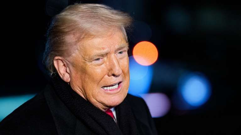 Ο Τραμπ απειλεί πως το Ιράν θα "σβηνόταν" από τον χάρτη, αν η Τεχεράνη τον δολοφονούσε