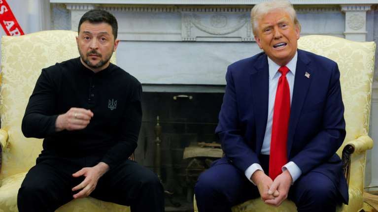 Politico: Συνεργάτες του Τραμπ διεξήγαγαν συνομιλίες με πολιτικούς αντιπάλους του Ζελένσκι