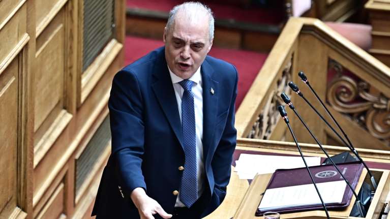 Ο Βελόπουλος υπερψηφίζει την τροπολογία Πλεύρη: &quot;Να βομβαρδίσουμε τα δουλεμπορικά σκάφη στο λιμάνι της Λιβύης&quot;