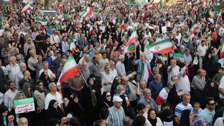 Στους δρόμους οι Ιρανοί, πανηγυρίζουν την εκεχειρία - &quot;Η εκστρατεία εναντίον του Ιράν δεν έχει τελειώσει&quot; λέει το Ισραήλ [εικόνες]