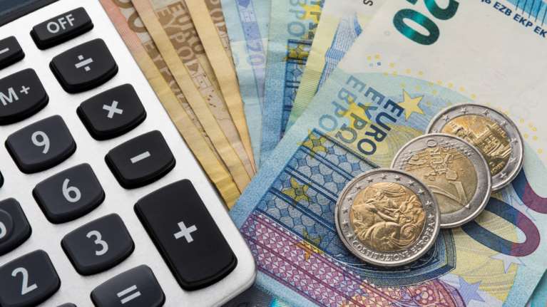 Η ώρα της εφορίας για όσους δηλώνουν ετήσιο εισόδημα 10.000€ και δαπάνες... 300.000€ - Εφυγαν τα πρώτα 800 ραβασάκια