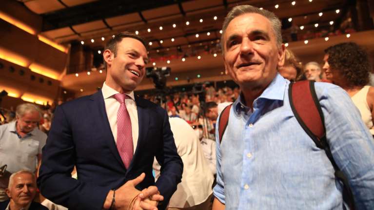 Άλλοι κόσμοι στον ΣΥΡΙΖΑ: Ο Τσακαλώτος κουνάει... μαντήλι και ο Κασσελάκης &quot;συντονίζεται&quot; με τον Ανδρουλάκη