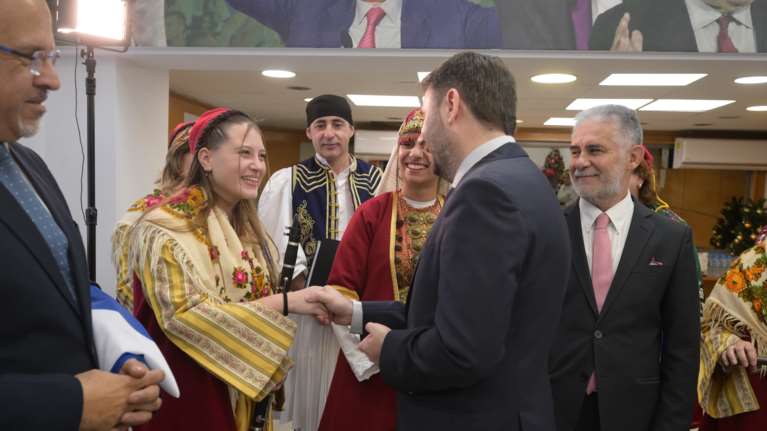 Τσακώνικα χριστουγεννιάτικα Κάλαντα στον Νίκο Ανδρουλάκη από την Παναρκαδική Ομοσπονδία Ελλάδας