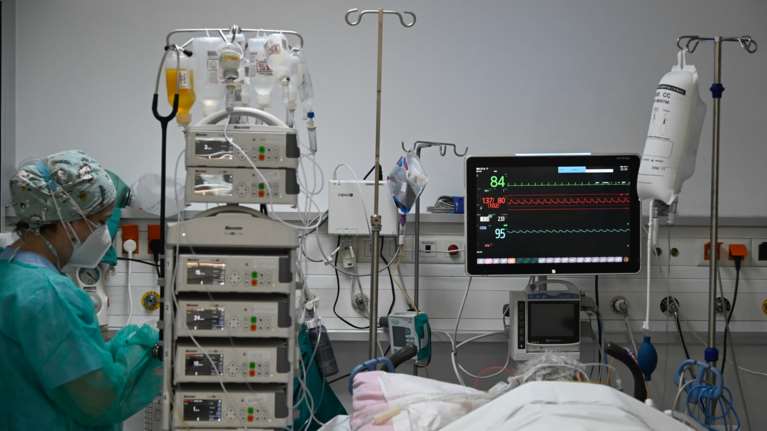 Κορονοϊός: Πέφτουν οι σκληροί δείκτες - 180 θάνατοι την τελευταία εβδομάδα - 40.100 κρούσματα και 101 διασωληνωμένοι