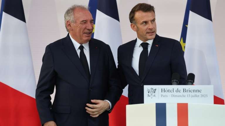 Γαλλία: Στο χείλος του γκρεμού η κυβέρνηση Μπαϊρού - Οι αντιδημοφιλείς περικοπές και το &quot;φάντασμα&quot; του ΔΝΤ