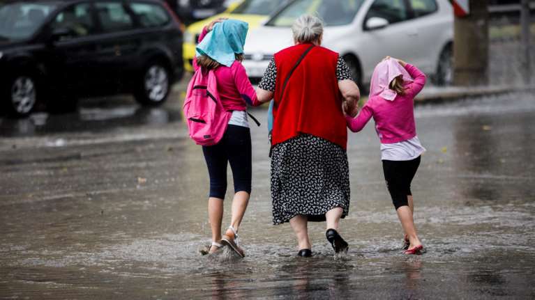 Ραγδαία επιδείνωση του καιρού έως το Σάββατο - Πού αναμένονται καταιγίδες και χαλάζι [χάρτες]