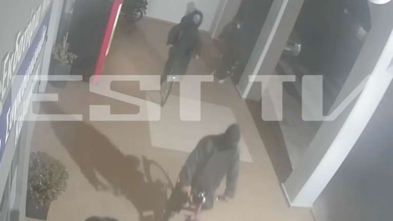 Καλαμάτα: Συμμορία με ποδήλατα διέρρηξε τα γραφεία των ΚΤΕΛ - Μπήκαν με... έρπειν και πήραν 200 ευρώ [βίντεο]