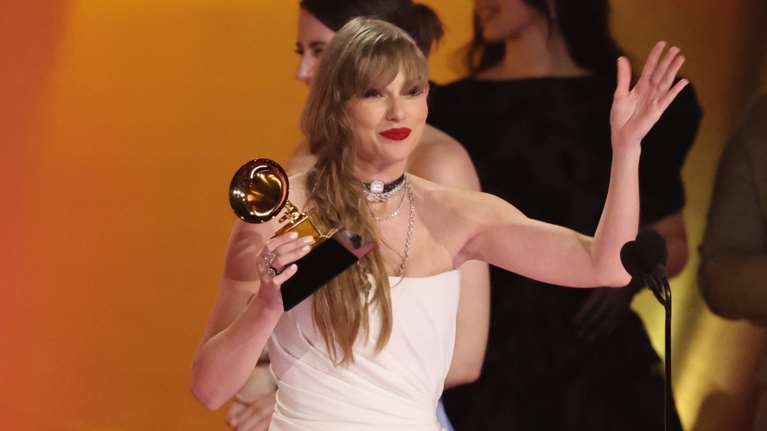 Grammy 2024: Το ρεκόρ της Τέιλορ Σουίφτ και η συγκινητική στιγμή με τη Σελίν Ντιόν - Ολοι οι νικητές [εικόνες - βίντεο]