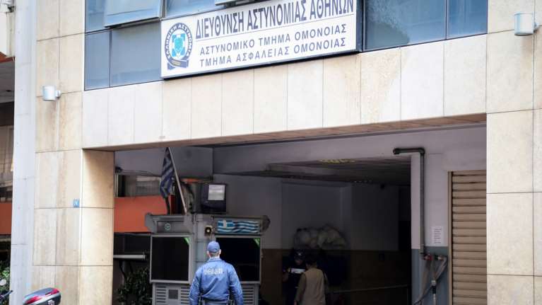 ΑΤ Ομόνοιας: Απολογούνται οι δύο αστυνομικοί που κατηγορούνται για ομαδικό βιασμό 19χρονης