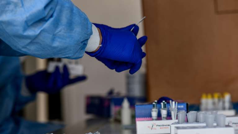 ΕΟΔΥ: 19 θάνατοι από κορονοϊό - 580 νέες εισαγωγές την τελευταία εβδομάδα και 19 θάνατοι